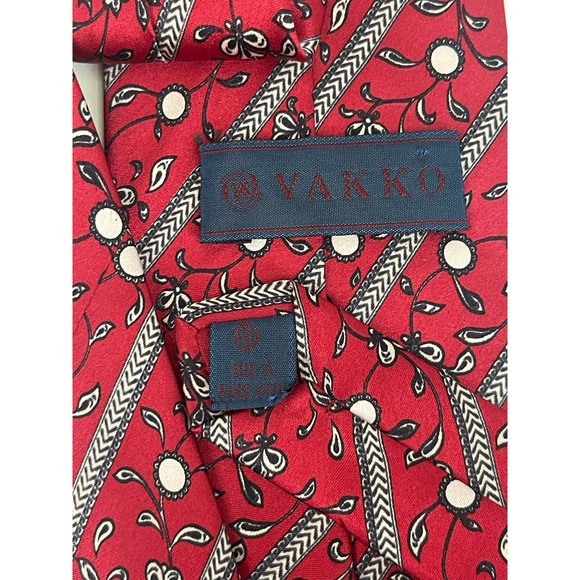 VAKKO Red Floral Silk Tie With White Accents Made In Italy - Picture 3 of 5